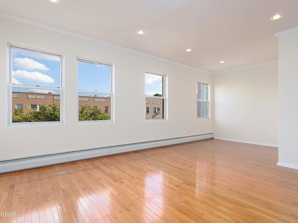 1st image of 165 Jefferson Ave #3