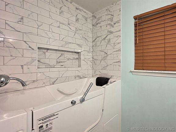 3rd image of 2503 Parkwood Dr