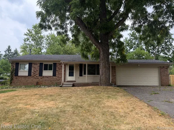 2150 Benstein Rd, Wolverine Lake, MI 48390