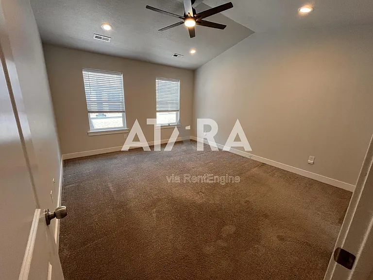 291 E Grace Ln — Photo 20