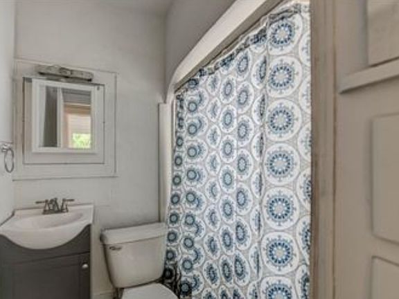 5th image of 2423 NW 11th St #1