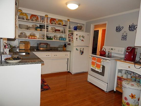 2nd image of 315 Lynnfield St