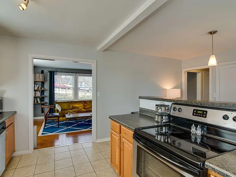 1709 Sherwood Ln — Photo 7