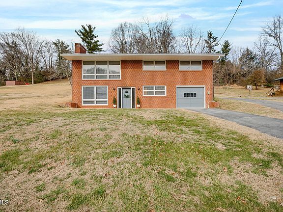 2nd image of 1423 Lakeside Ln