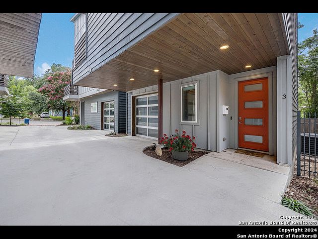 1st image of 930 W Craig Place 3