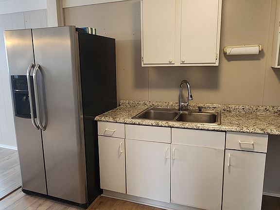 3rd image of 1608 1/2 Avenue B #1608