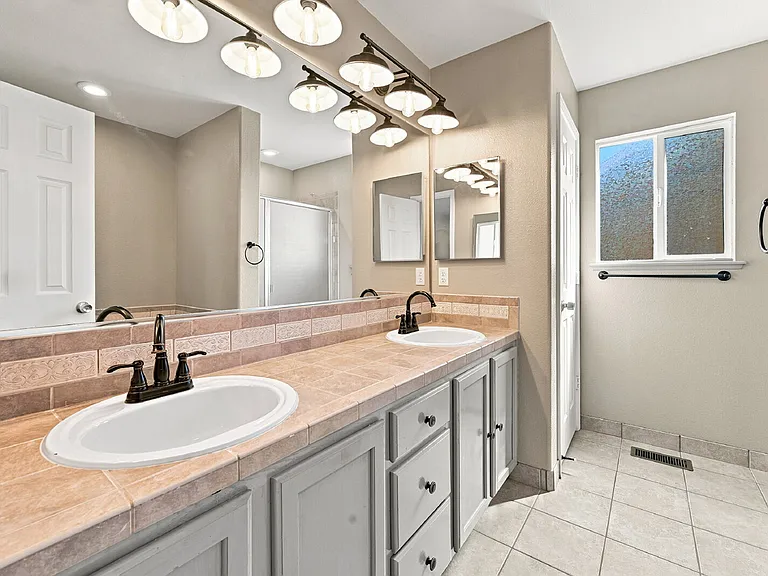 5644 Mountain Garland Dr — Photo 18
