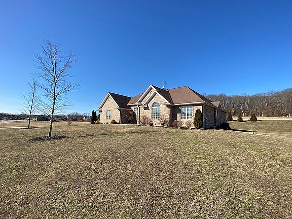 2nd image of 885 Fairway Dr