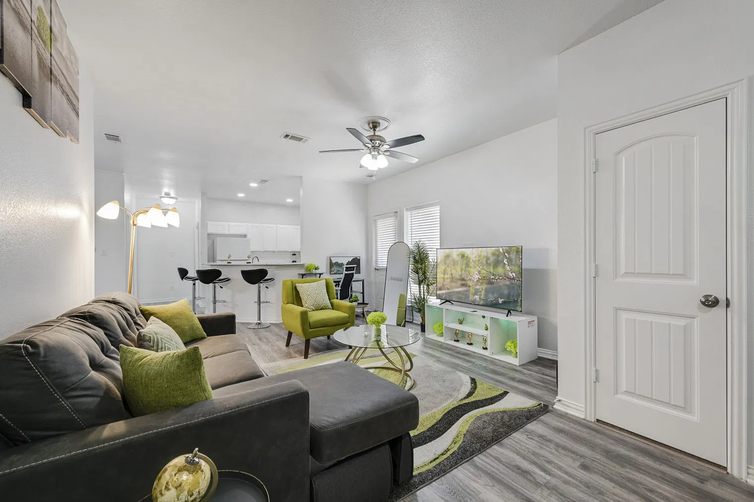 3 bed, 2.0 bath, 1130 sqft, $3,505 — Photo 2
