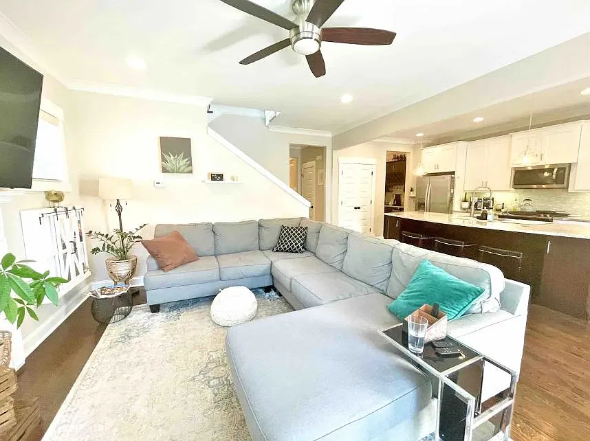4 bed, 2100 sqft, $4,050 — Photo 4