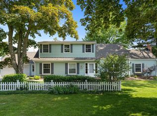 848 E Hermitage Rd, Bayside, WI 53217