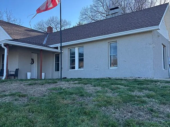 126 Twin Cedar St, Tonganoxie, KS 66086