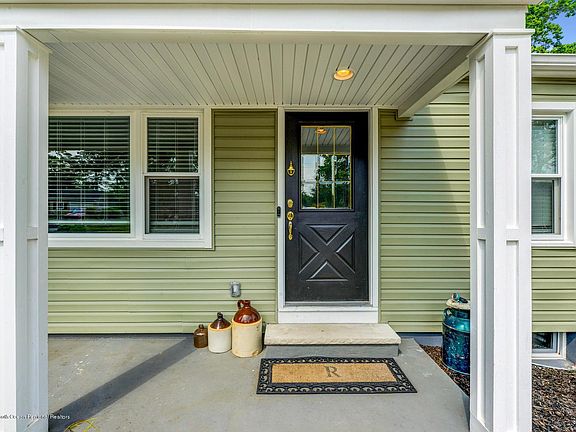 3rd image of 828 Bartlett Pl