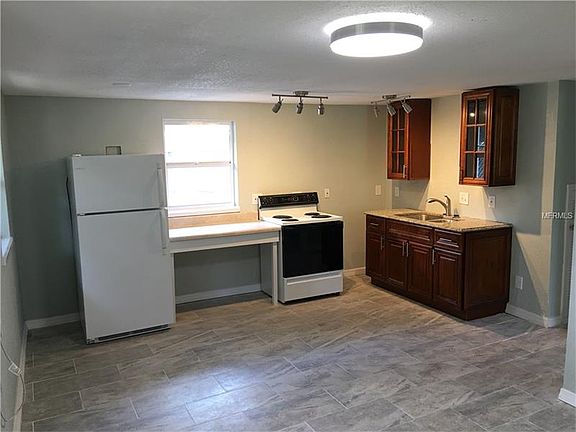 3rd image of 1359 S Michigan Ave