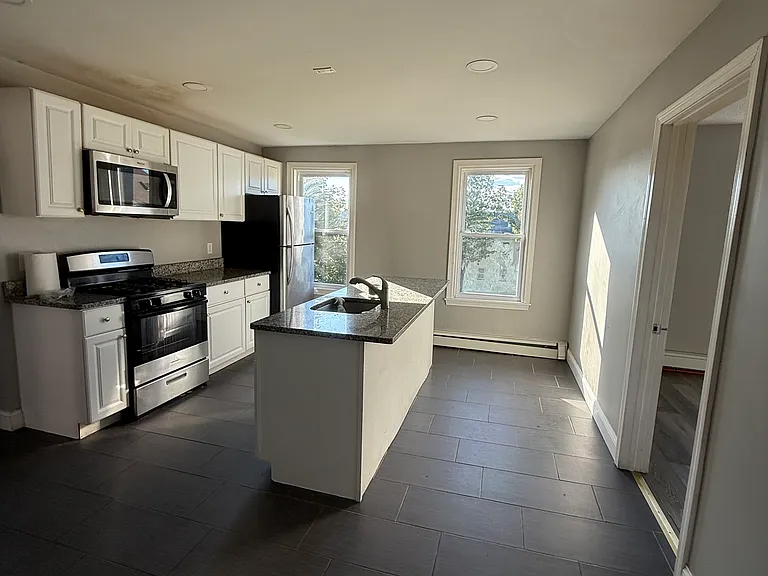 eat-in kitchen with island