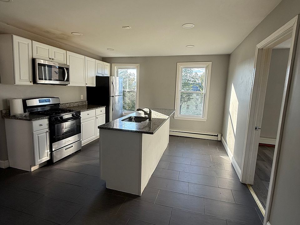 eat-in kitchen with island