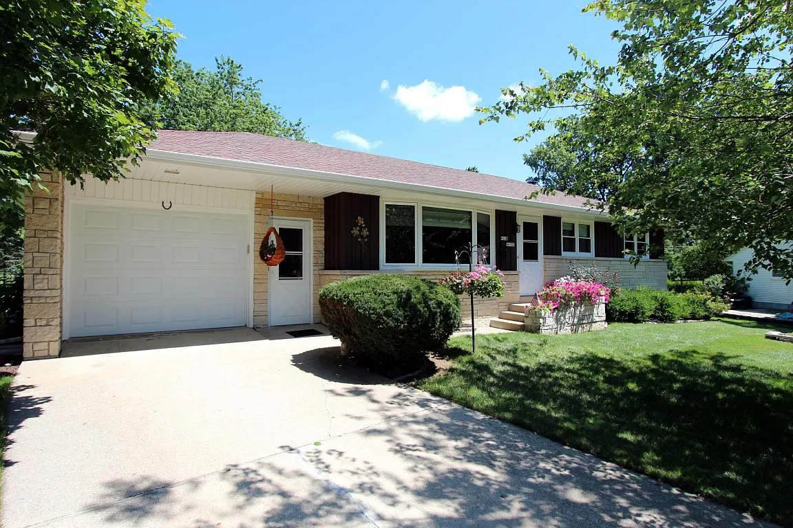 W220N8382 Rudy Ct photo 1