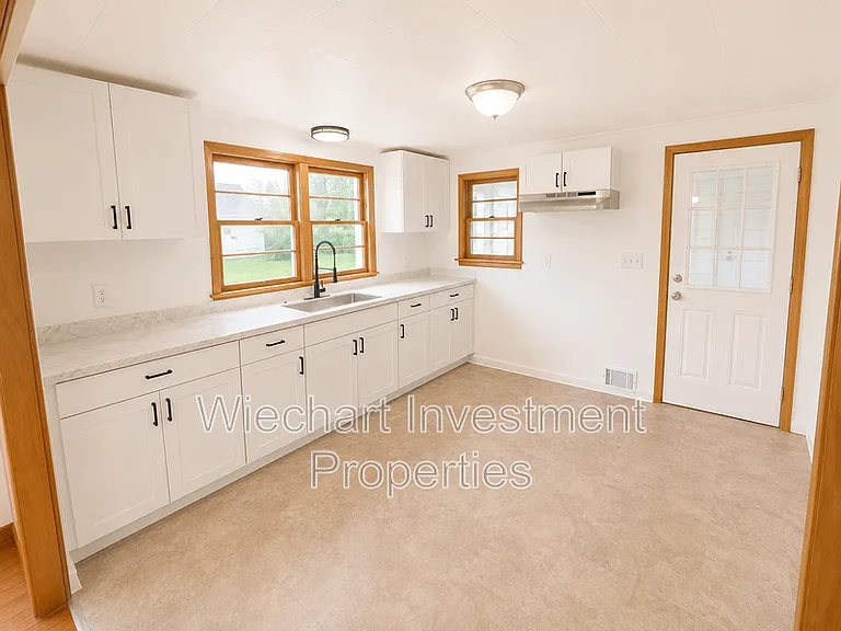 136 E Edwards St — Photo 18