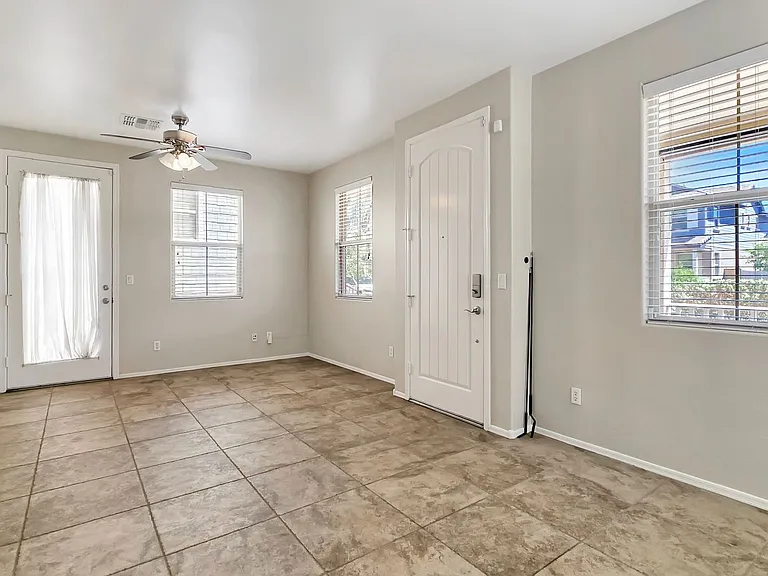 2942 N Evergreen St — Photo 6