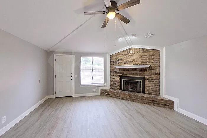 3 bed, 2.0 bath, 1337 sqft, $1,895 — Photo 2