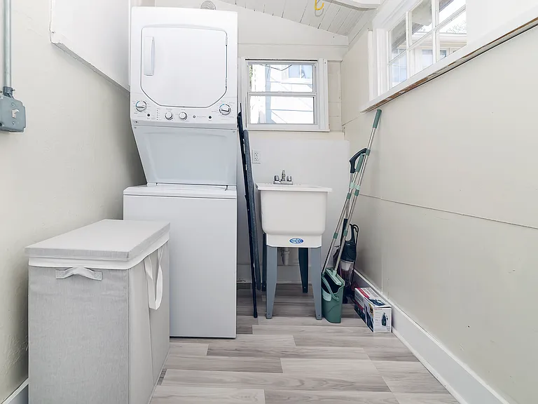 955 Locust St NE #B — Photo 17