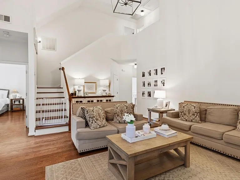 2300 Amberley Woods Trce — Photo 38