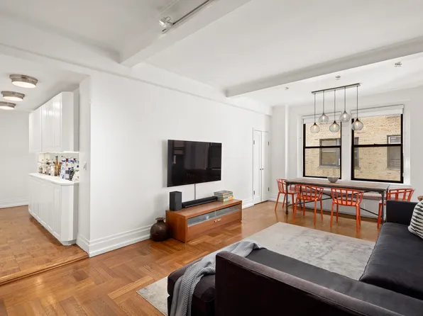 470 West End Avenue 13F image 2 of 10