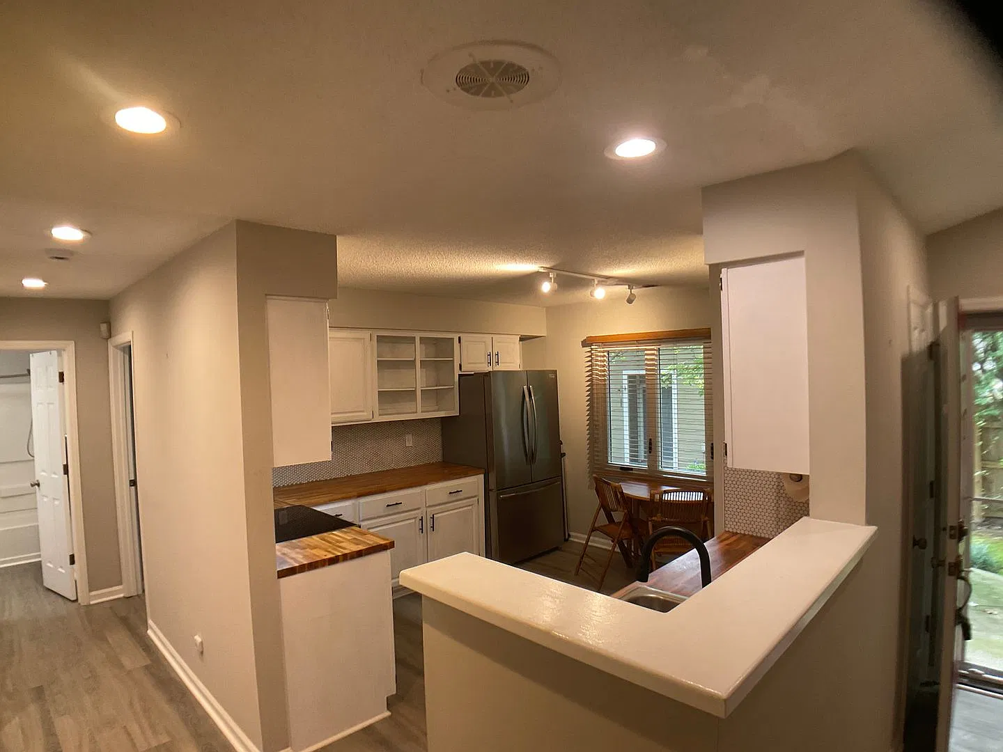 Updated 2 Bed with Garage in Popular Five Oaks! Community Pool! — Photo 2