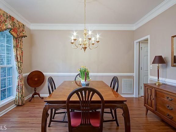 5th image of 185 Manor Dr