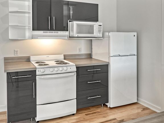 4th image of 1313 Cuming St #409