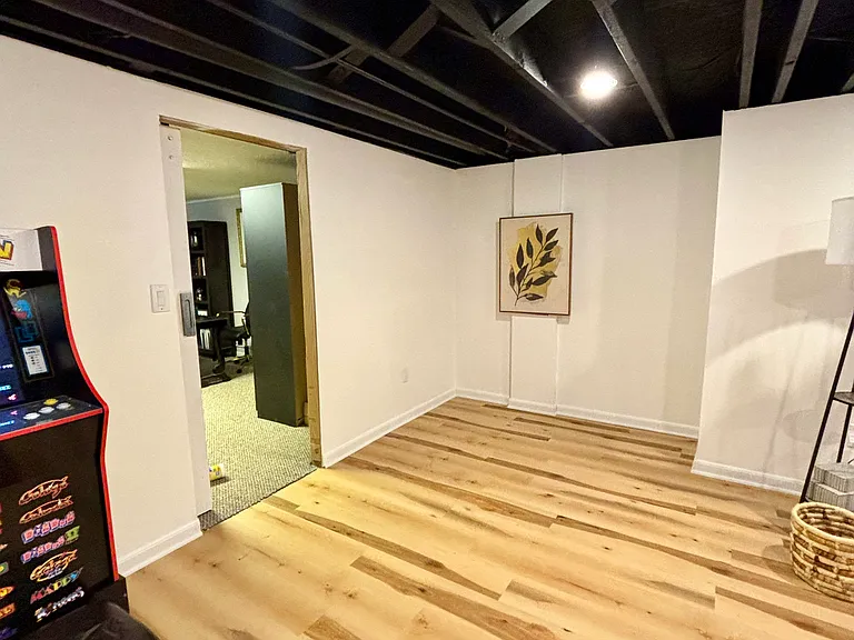 201 W Walnut St — Photo 11