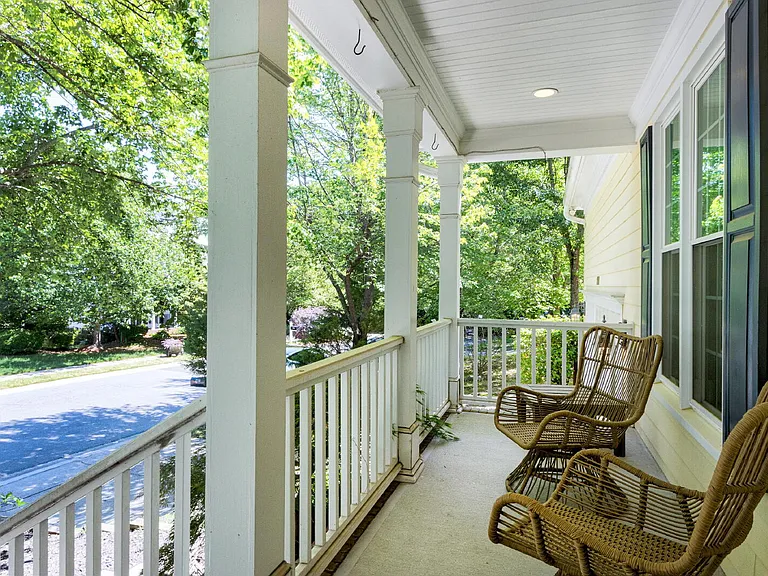 2711 Ashland Dr — Photo 3