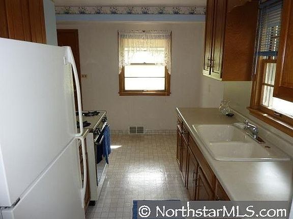 3rd image of 800 Howard St N