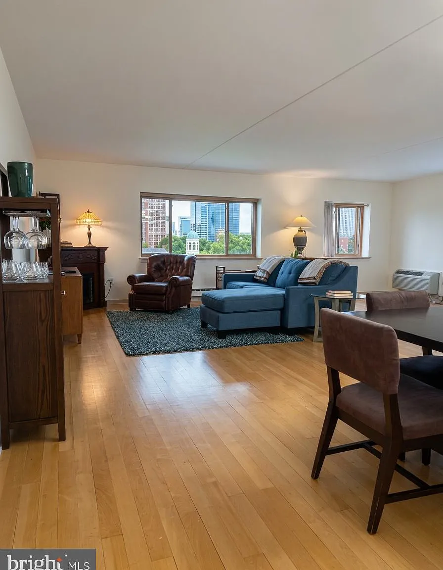 Abbotts Square Condo — Photo 1