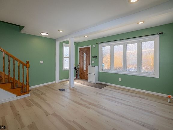 3rd image of 907 Bond St