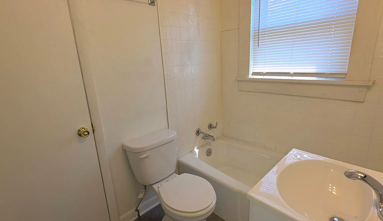 2 Bedroom House! Updated! $850 — Photo 3