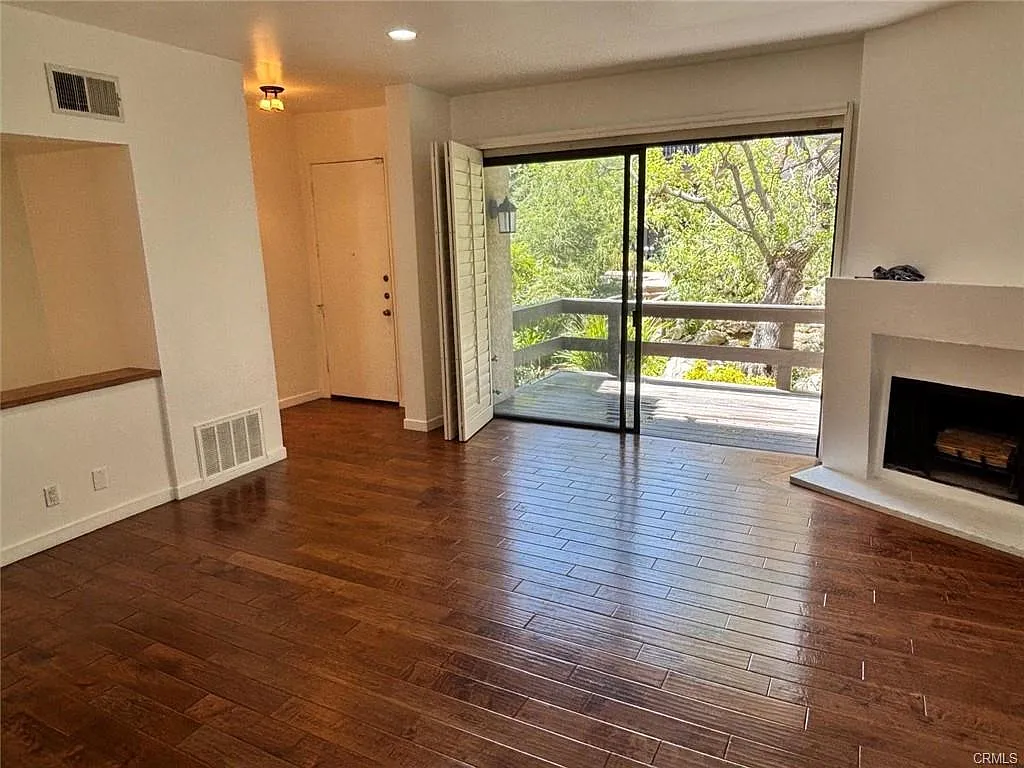 21730 Marylee St — Photo 2