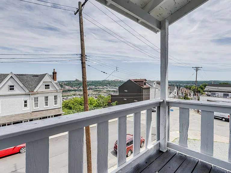 Great building with off street parking, views of the city, laundry on site! — Photo 25