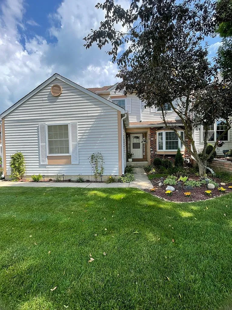 375 Ascot Ln — Photo 1