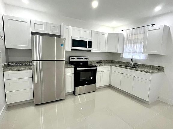 3rd image of 725 NE 126th St APT 2