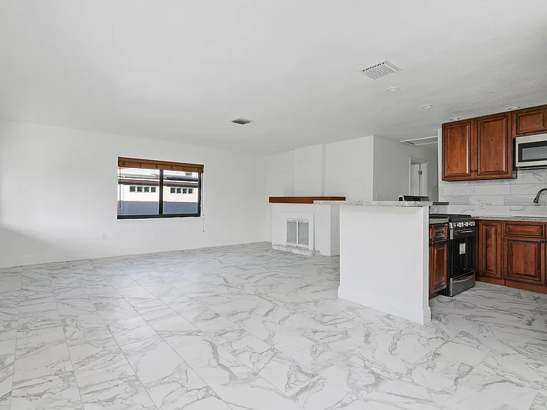 233 SW 21st St — Photo 4