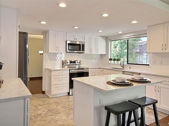 Note the fine finishes including full height subway tile backsplash, deluxe 4 door fridge, LED lighting & much more.