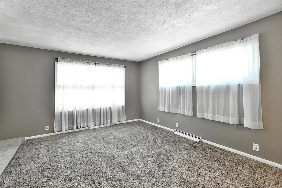 3 bed, 2500 sqft, $1,890 — Photo 3