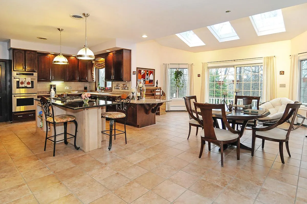 6 bed, 6.5 bath, 5762 sqft, $8,700 — Photo 3