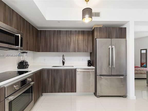 4th image of 488 NE 18th St #2802