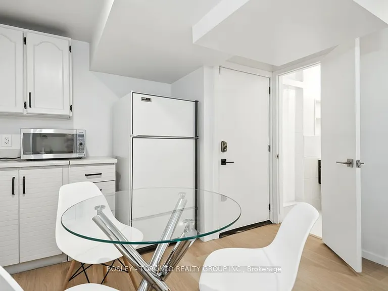 146 Earlscourt Ave #LOWER — Photo 13