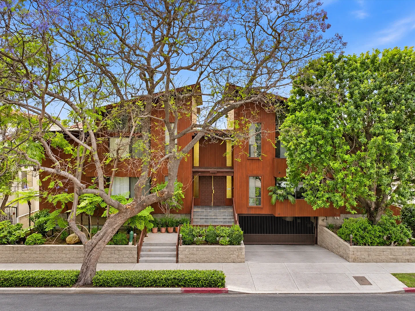Bright & Airy, 2br2.5ba Townhouse W/ Dual Primary Suites, Fenced Patio & 2-Car Gated Parking In W... — Photo 2