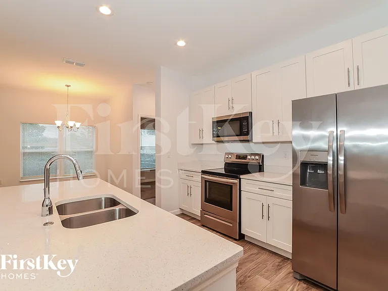 1050 E Lombardy Dr — Photo 5