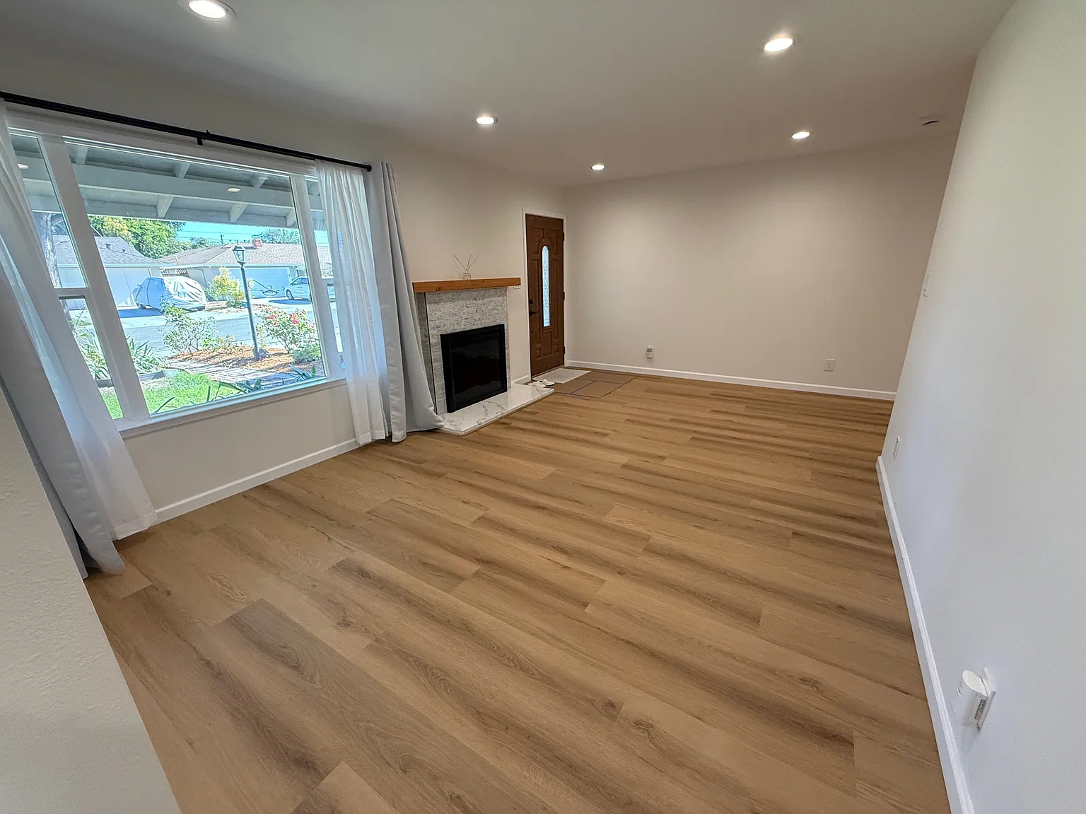3 bed, 1217 sqft, $4,950 — Photo 4