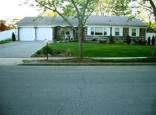 8 Sagamore Ln, Dix Hills, NY 11746